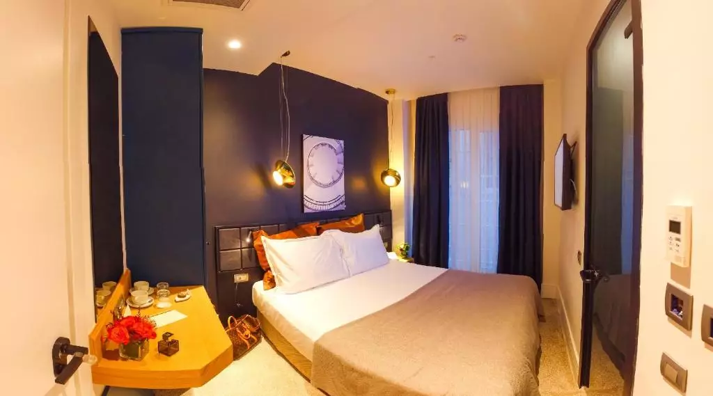 اتاق Maroon Tomtom Hotel